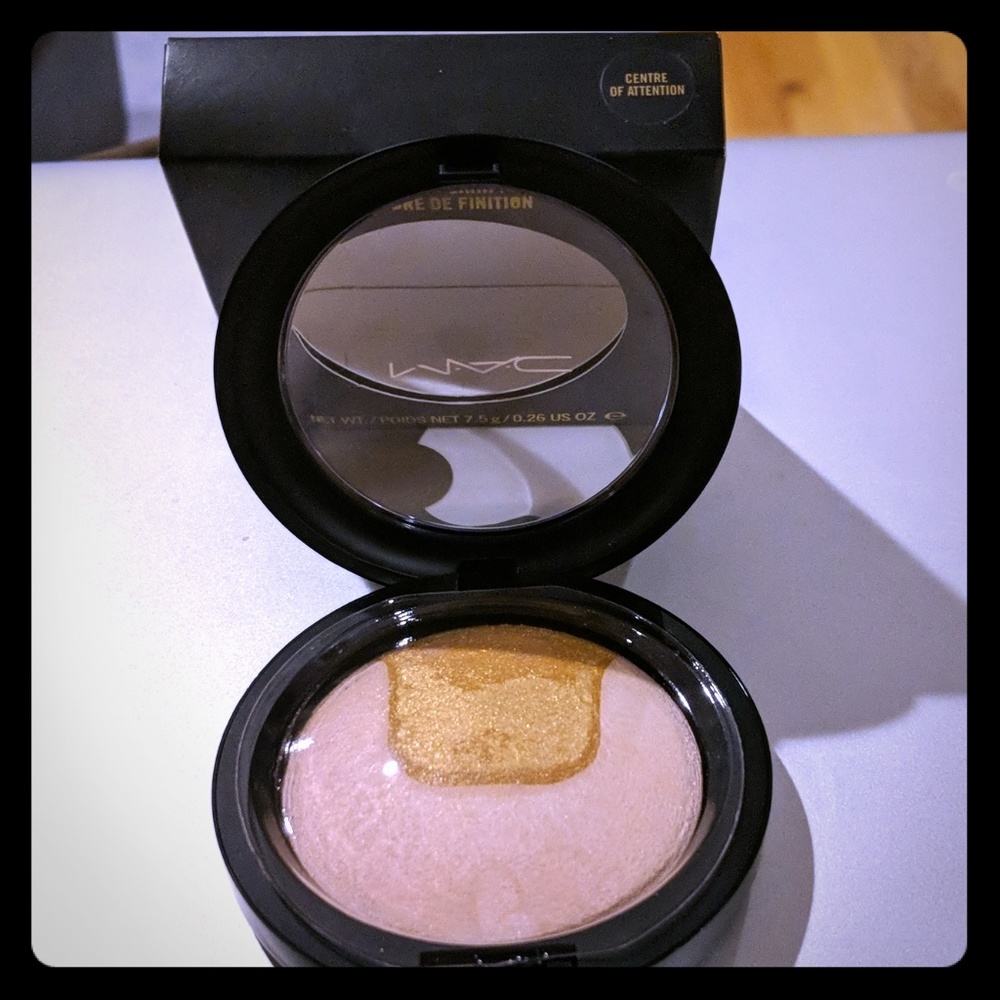 Mac skin finish Center of Attention